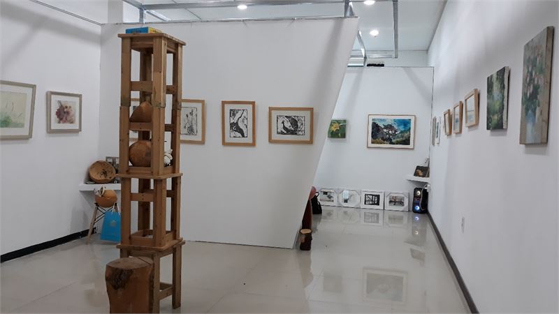 갤러리 이미지는 다른 지역에서 운영하는 2호갤러리 실내 전시장입니다.